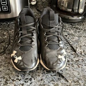 Size 4 youth under armor football cleats